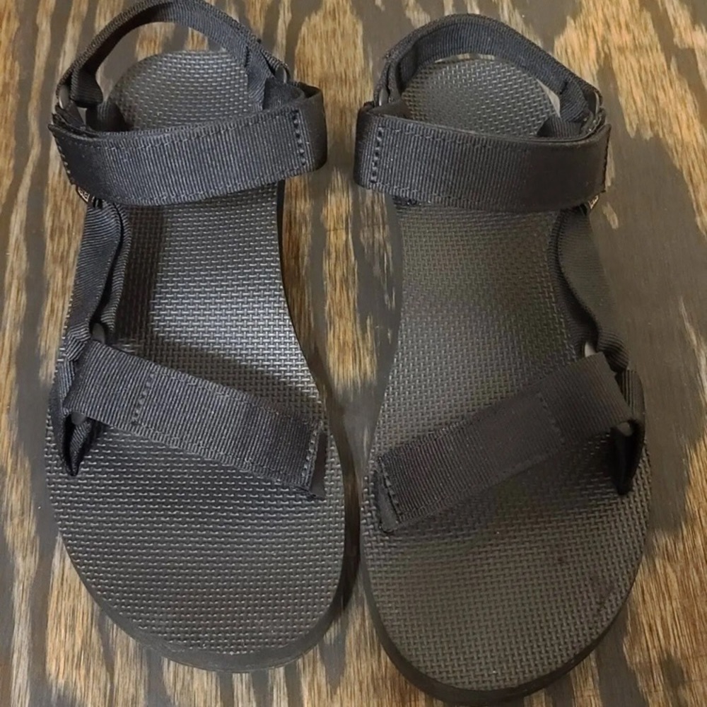 Teva Universal Sandal Black mens size 9 womens 10.5 like new